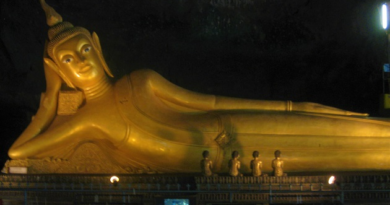 Buddhastatue im Suwanakuha Tempel