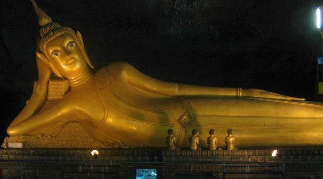 Buddhastatue im Suwanakuha Tempel